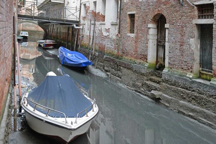 In den kleineren Kanälen kann kein Boot mehr fahren.