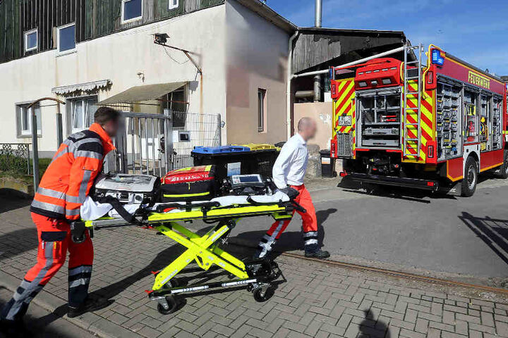 Der Notarzt versucht den Schwerverletzten während er eingeklemmt ist zu behandeln.