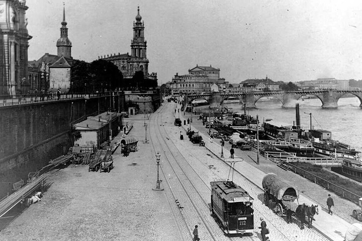 Vor genau 125 rollte der erst Triebwagen vom Schlossplatz zum Schillerplatz. Das Terrassenufer führte damals noch direkt hoch zum Schloss.