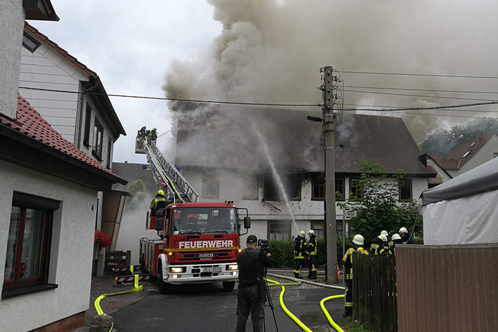 Das Feuer wütet unter dem Dach des Mehrfamilienhauses.