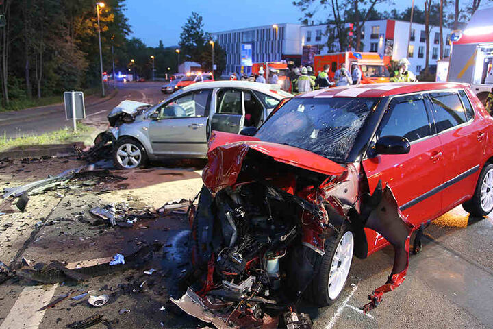 Illegale Autorennen enden immer wieder mit schweren Unfällen so wie hier 2016 in Hagen.