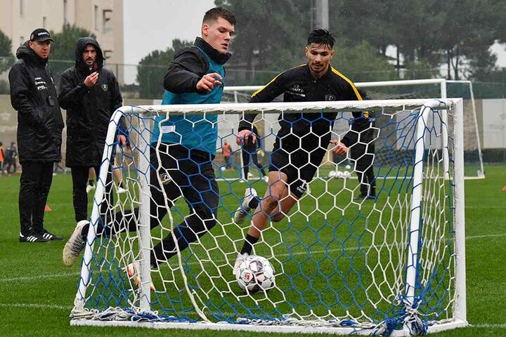 Osman Atilgan (r.) bei einem Trainingsspielchen gegen Kevin Ehlers.