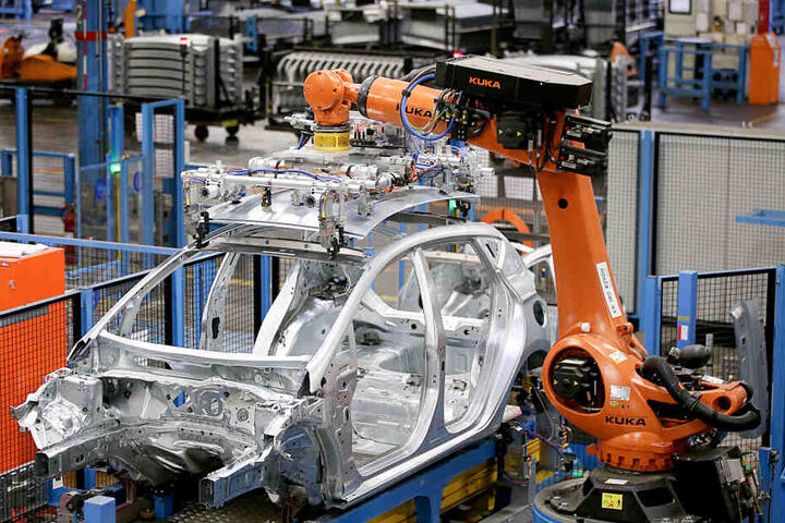 Ein Roboter baut an einer Ford-Karosserie im Kölner Werk.