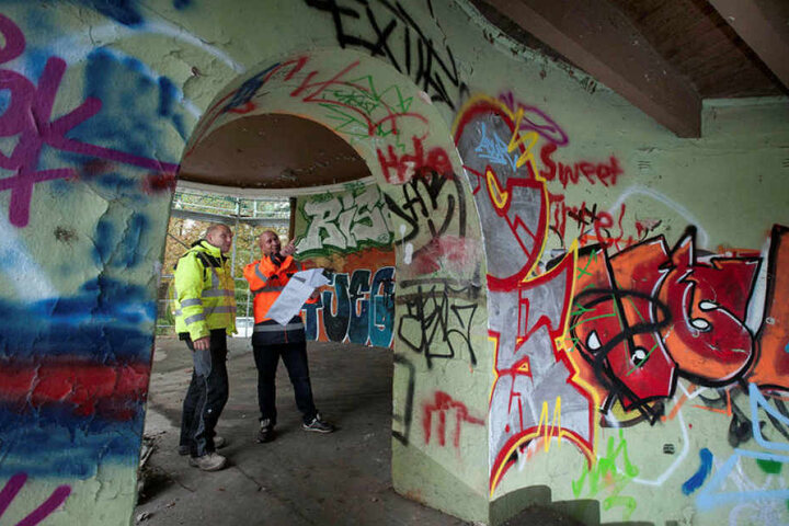 Betonbauer Patrick Kempe (26, l.) und Polier Nico Adam (36) begutachten die Baustelle.