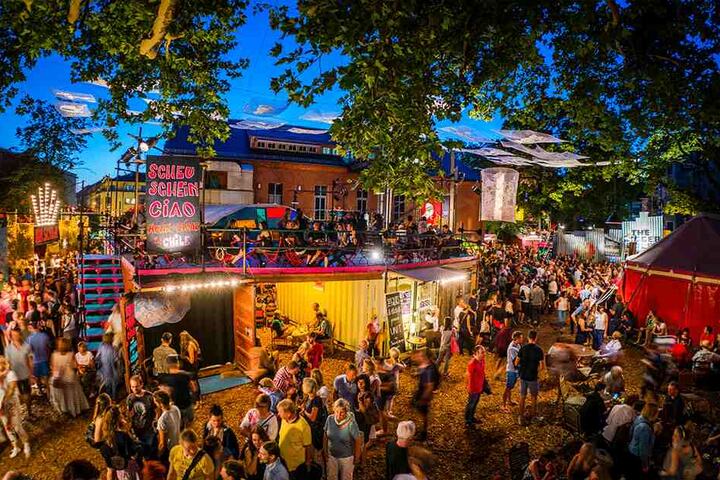 Der Scheune-Schaubuden-Sommer - diesmal ohne Lutz Fleischer. Wo seine Bude stand, soll eine Wodkaflasche an ihn erinnern.