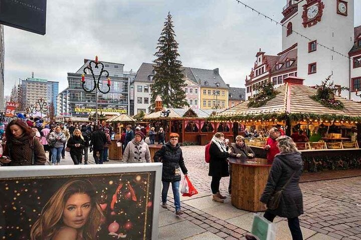 Noch bis 23. Dezember, also noch acht Tage, hat der Chemnitzer Weihnachtsmarkt geöffnet. In dieser Zeit hoffen die Händler auf deutlich besseres Wetter.