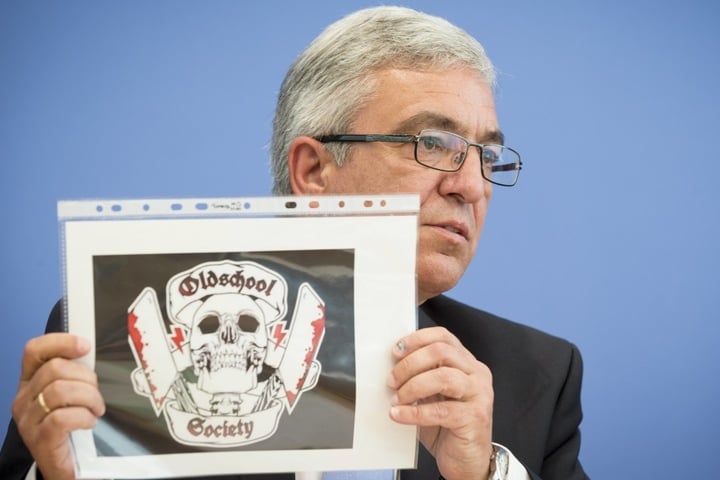 Roger Lewentz, Vorsitzender der Innenministerkonferenz (IMK) und Minister des Innern, zeigt das Logo der rechtsextreme Gruppe Oldschool Society (OSS).