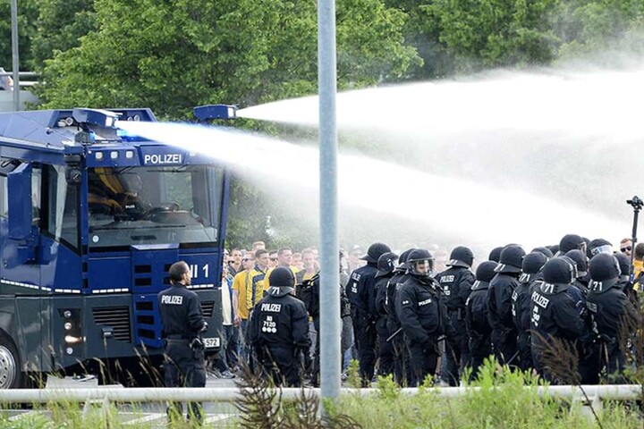 Nachdem die Fans Steine und Flaschen auf Polizisten geworfen haben sollen, setzte die Polizei den Wasserwerfer ein.