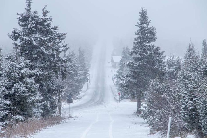 Die Auffahrt zum Fichtelberg zeigte sich am Mittwoch verschneit und nebelig.