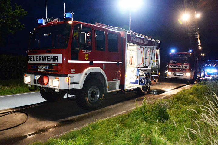 Die Einsatzkräfte mussten den Fahrer aus seinem Auto befreien.