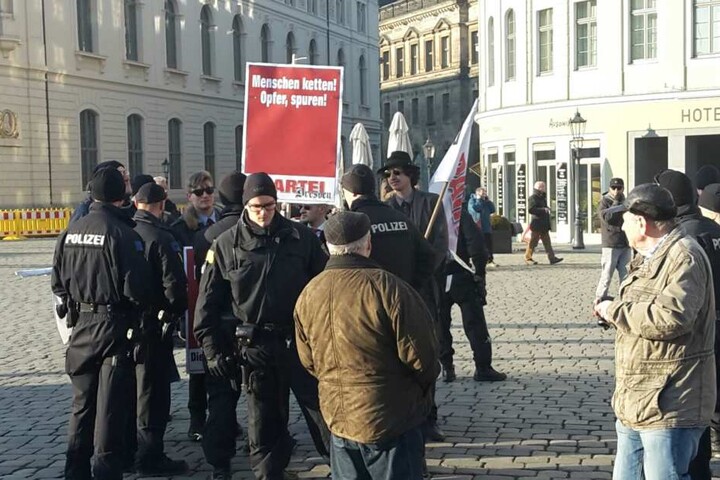 Anhänger von "Die Partei" treffen auf dem Neumarkt ein.