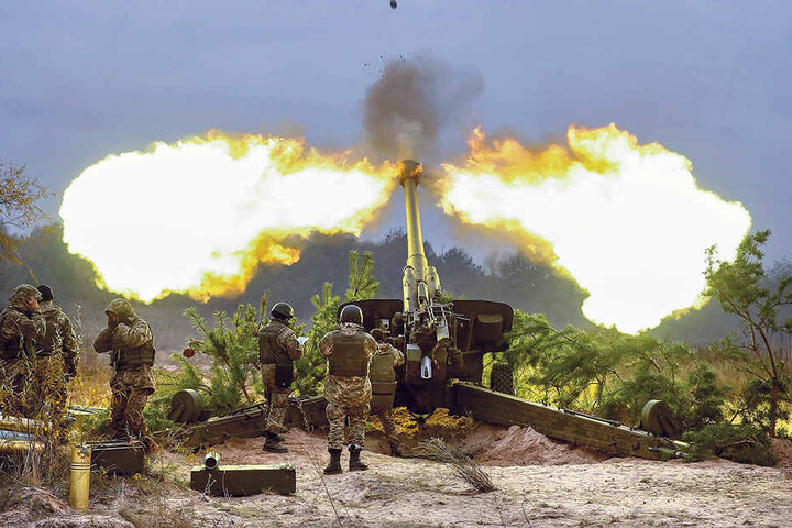 Ukrainische Artillerie feuert auf Stellungen russischer Separatisten. Seit
2014 tobt im Osten der Ukraine dieser Konflikt.