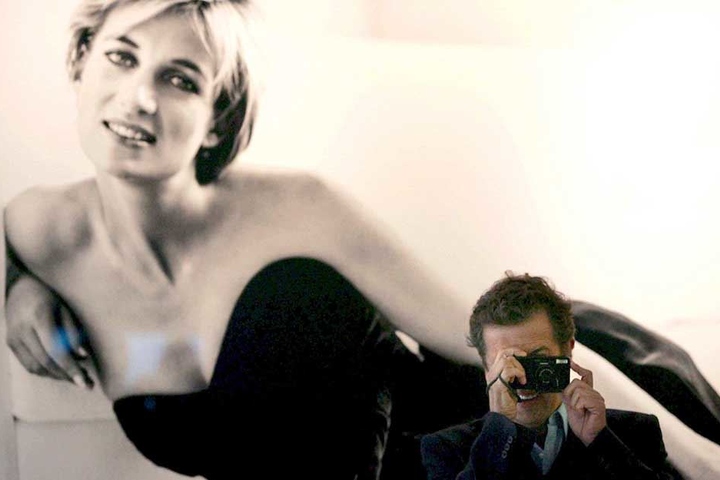 Mario Testino 2005 bei der Eröffnung seiner Ausstellung mit Fotos von Lady Di.