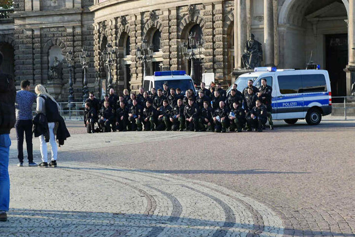 Einige Beamte aus Rheinland Pfalz machen nach dem Einsatz ein Gruppenfoto vor der Semperoper.