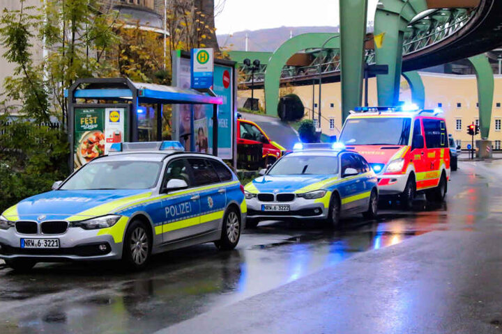 Nach der Explosion musste der Betrieb der nahegelegenen Schwebebahn zeitweilig eingestellt werden.