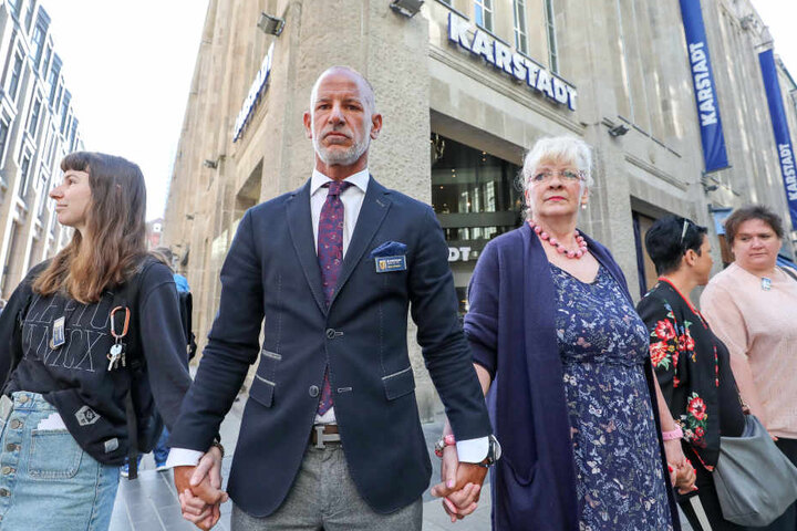 Im Mai protestierte Filiallleiter Michael Zielke noch mit Kolleginnen gegen die Schließungspläne - ohne Erfolg.