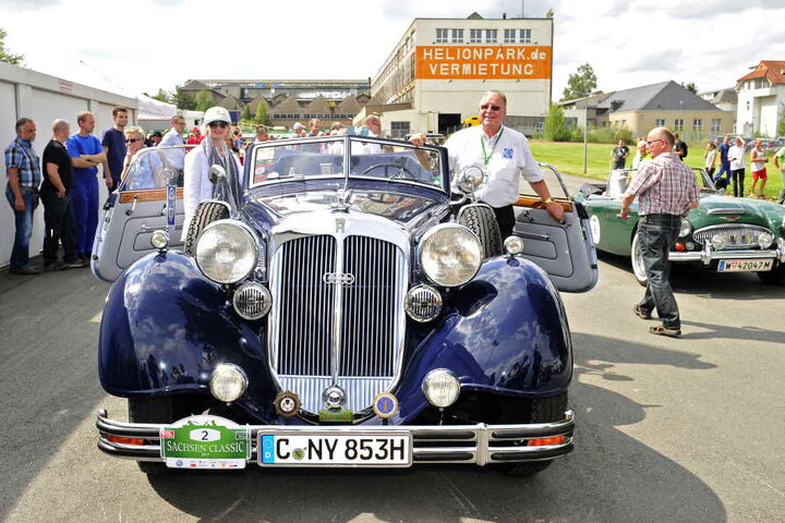 Zwischenstopp bei "Niles Simmons": "Niles"-Firmenchef Prof. Dr. Hans Naumann und Beifahrerin Dr. Cornelia Felgner in einem Horch 853 Cabriolet aus dem Jahr 1937.