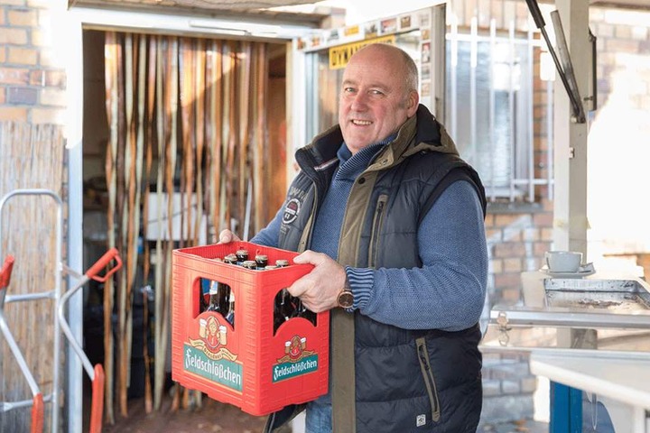 Vater Rainer Ackermann (62) hatte vor 20 Jahren die zündende Idee einer „Bierstube“ auf der Ecke, in der Nähe des Stadions.