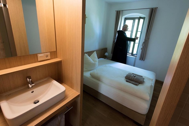 Schlicht, aber schön: Die Zimmer sind mit allem Notwendigen ausgestattet.