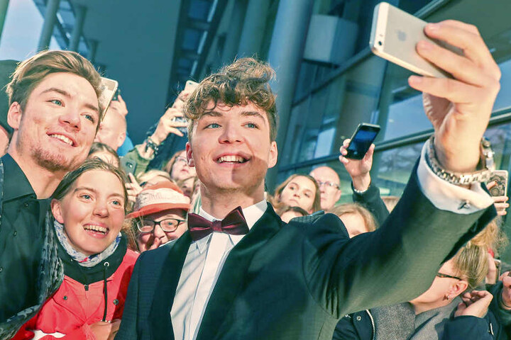 Vor der Halle 1 der Leipziger Messe sorgten Teenie-Stars wie die Lochis für Kreischalarm. Deren Fans konnten sich über Selfies mit ihren Idolen freuen.