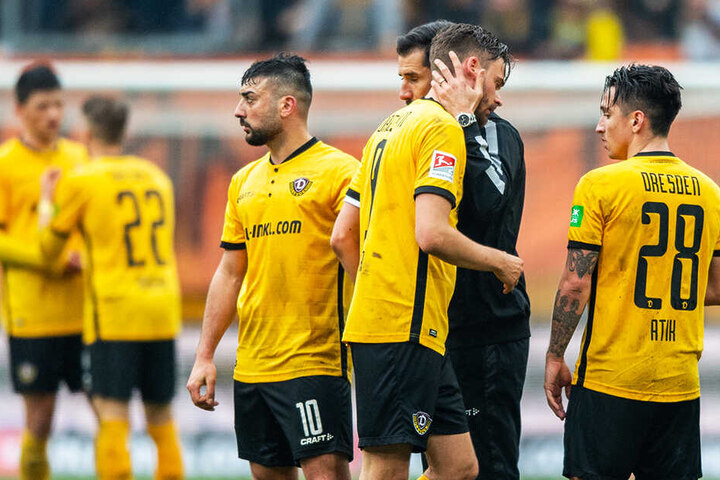 Dynamos Trainer Cristian Fiel wusste, bei wem er sich zu bedanken hatte. Nach dem Schlusspfiff umarmte er seinen Torschützen Lucas Röser.
