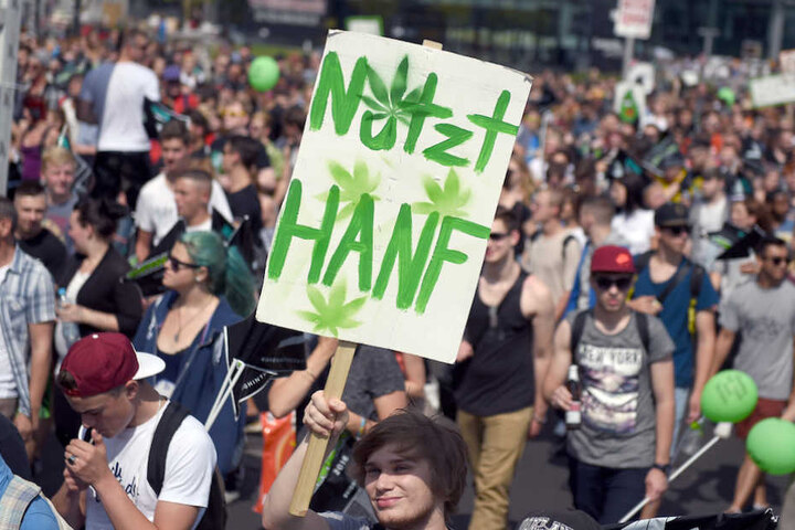 Wie hier marschiert wieder die Hanfparade durch Berlin.