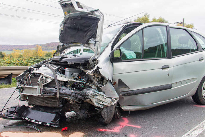 Beide Fahrer mussten schwer verletzt ins Krankenhaus.