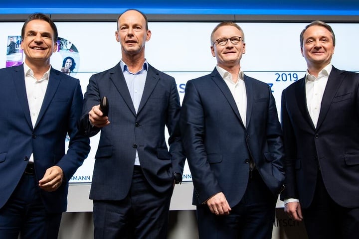 Die Bertelsmann-Vorstandsmitglieder Markus Dohle (l-r), CEO von Penguin Random House, Thomas Rabe, Vorstandsvorsitzender, Bernd Hirsch, Finanzvorstand, und Immanuel Hermreck, Personalvorstand, stehen am Ende der Bilanz-Pressekonferenz zusammen.