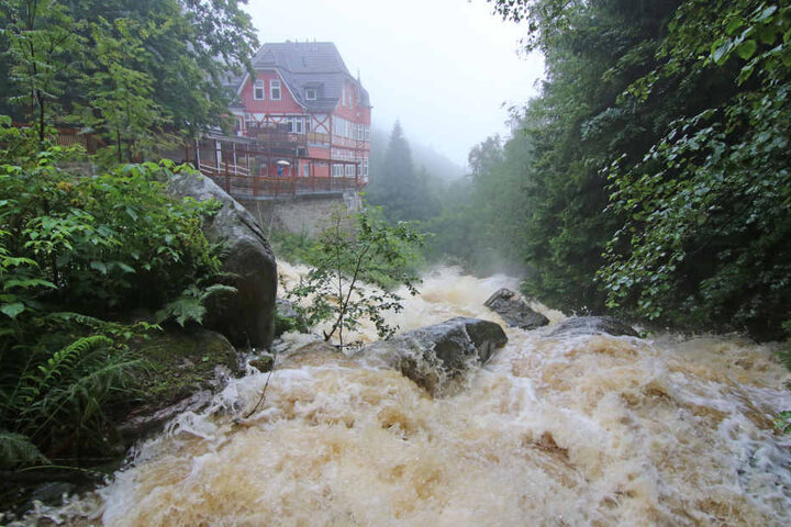 Die Flüsse im Harz sind innerhalb kurzer Zeit stark angeschwollen, wie die Hochwasservorhersagezentrale in Magdeburg mitteilte.