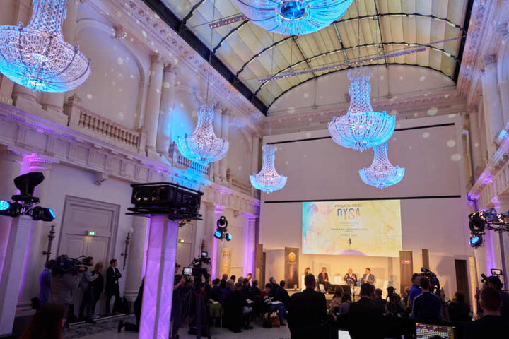 Ein Imagefilm des Cirque du Soleil wird während der Pressekonferenz zum Start der ersten europäischen Residenz des Cirque du Soleil gezeigt.