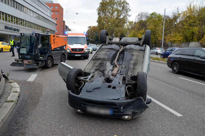 Die junge Fahrerin des Kleinwagens hatte eine Kehrmaschine (links) übersehen.