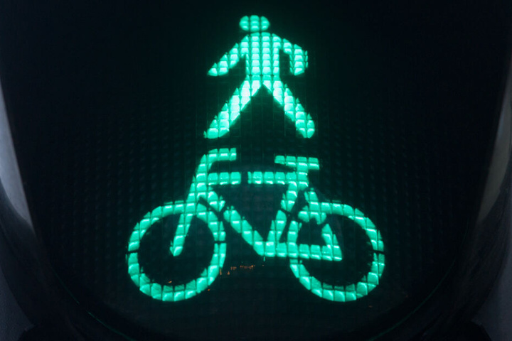 Der Weg wird von Fußgängern und Radfahrern genutzt. (Symbolbild)