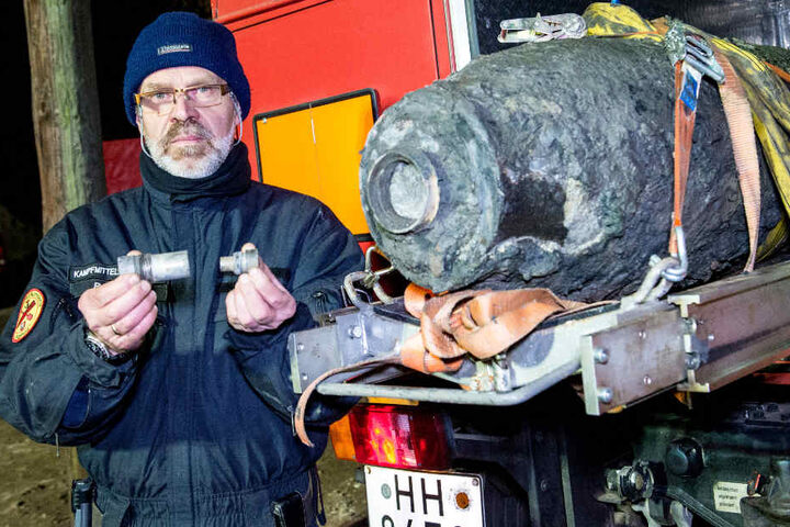 Roland Weiler, Entschärfer beim Kampfmittelräumdienst, hält den Zünder der Weltkriegsbombe in der Hand.