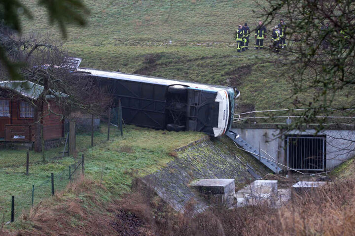 Der Bus war auf der rutschigen Straße von der Fahrbahn abgekommen, stürzte den Hang hinunter.