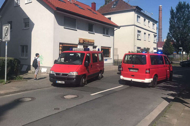 Mit Lautsprecherwagen fährt die Feuerwehr derzeit durch die Straßen und fordert die Leute, ihre Wohnungen zu verlassen.