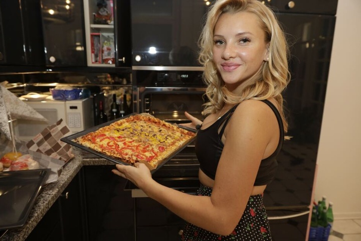 Evelyn Burdecki backt Pizza als Vorspeise.