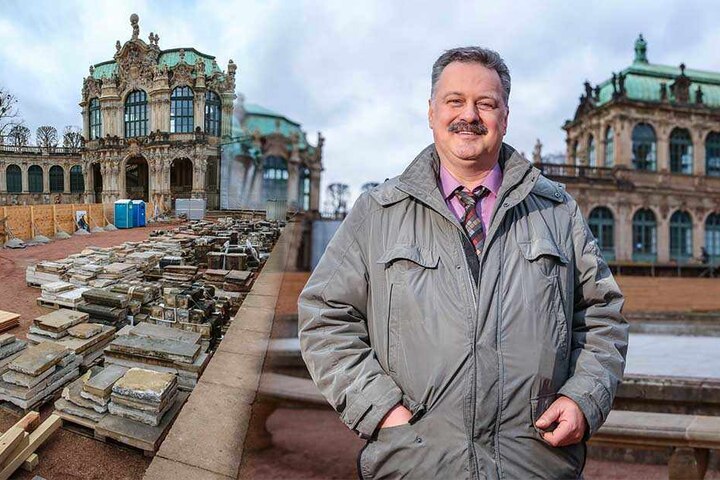links: Die Bodenplatten werden derzeit entnommen und teilweise überarbeitet. rechts: Ulf Nickol (52), Niederlassungsleiter beim Sächsischen Immobilien- und Baumanagement, zeigte TAG24 die Bauarbeiten in der Bogengalerie.
