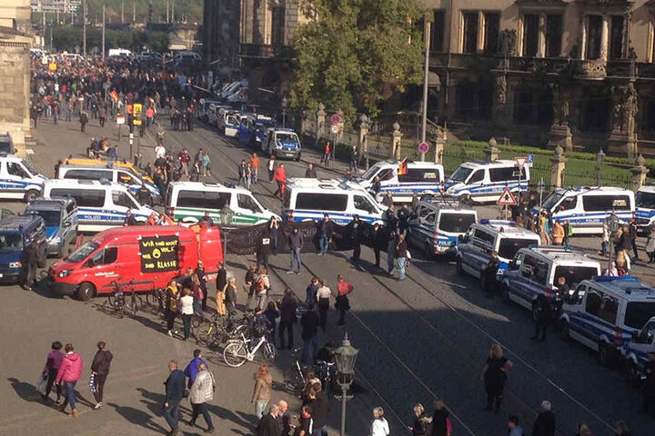 Überschaubarer Gegenprotest am Dresdner Taschenbergpalais.