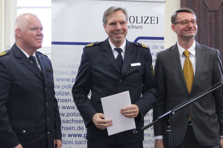 Schultze nach der Übergabe der Urkunde. Links im Bild: Landespolizeipräsident Horst Kretzschmar (59).