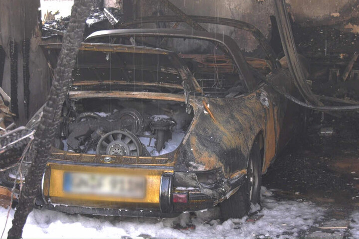 Der gold-gelbe Porsche musste ebenfalls dran glauben.