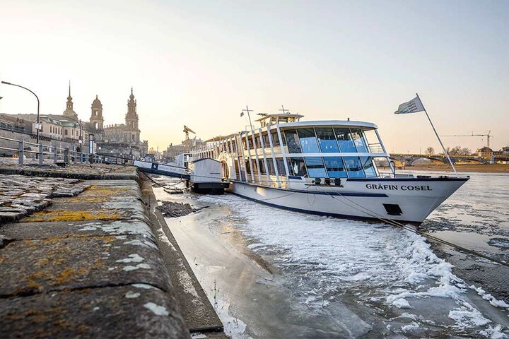 Das Salonschiff "Gräfin Cosel" muss wegen des Treibeises am Terrassenufer bleiben.