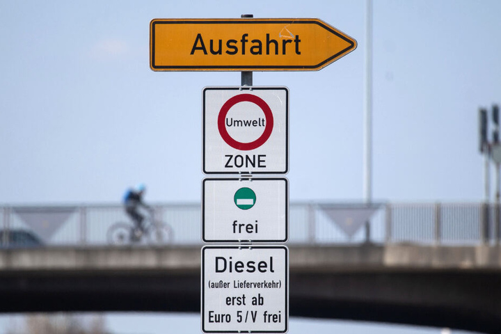 Ein Schild weist auf das Diesel-Fahrverbot in Stuttgart hin.