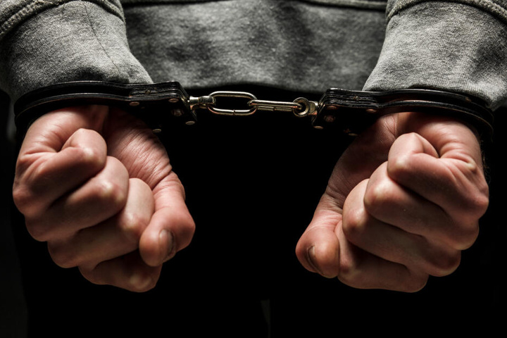 Die Polizei nahm den Mann auf der Dienststelle fest, nachdem ihn die Frau dort eigenhändig abgeliefert hatte. (Symbolbild)