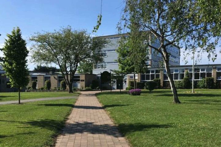 In einer Erklärung der High School hieß es, dass das Gebäude am Tag nach dem Unfall weitgehend leer bleibt.