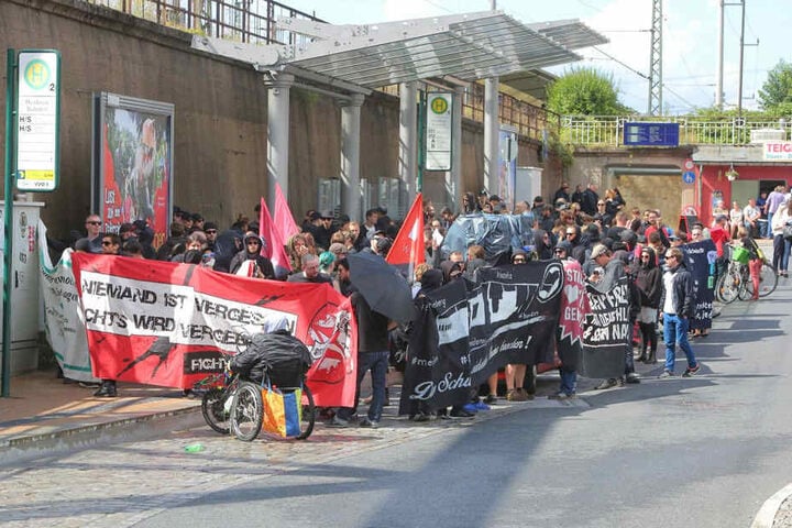 Mit Transparenten versammelten sich am Sonntag etwa 150 antifaschistische Demonstranten vor dem Heidenauer Bahnhof.
