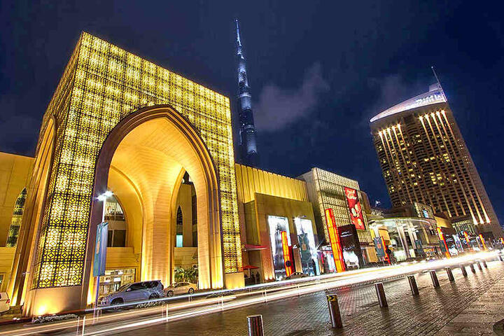 Die Dubai Mall gehört zu den größten Einkaufszentren der Welt. Darin befindet sich sogar eine Eishalle.