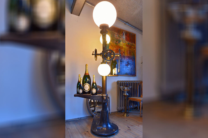 Die schwere Industrie-Bohrmaschine hat Kuhnt in eine Stehlampe verwandelt.