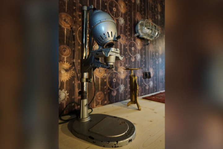Alte Geräte, wie Fotobelichter, sind die Hingucker in den Zimmern der Steampunk-Pension.