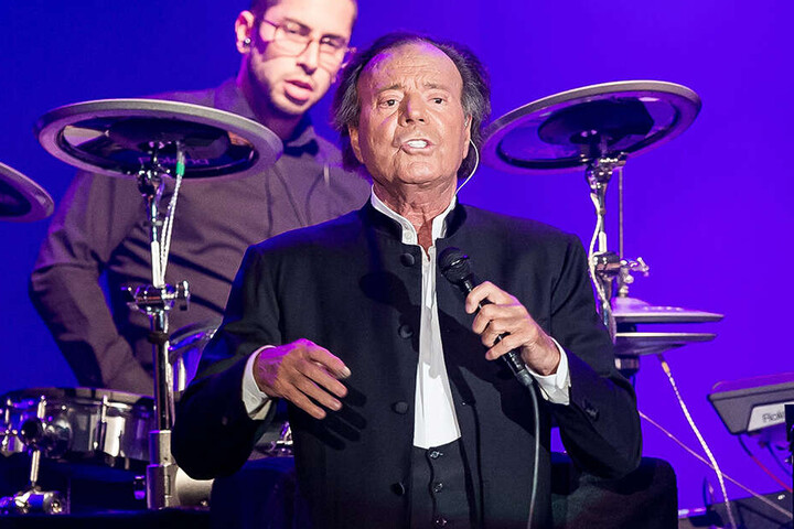 Julio Iglesias 2016 auf einem Konzert in Breslau, Polen.