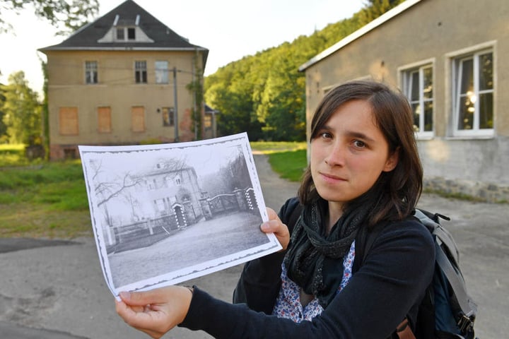 Gymnasiallehrerin Anna Schüller hält ein historisches Foto der Villa in ihren Händen. Zwischen 1933 und 1937 inhaftierten SA und SS auf dem Gelände der alten Spinnerei mehr als 2000 Regimegegner. Anna Schüller ist beharrlich: Seit ihrer Schulzeit kämpft s
